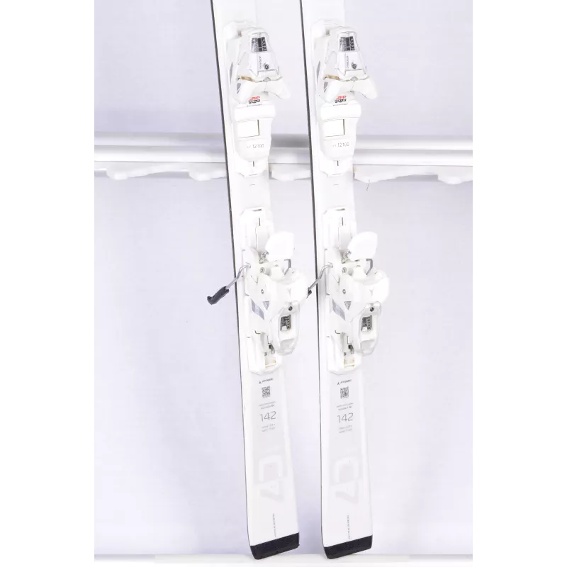 dames ski's ATOMIC CLOUD 7 2021 White, Dura cap, Piste rocker, grip walk, Densolite core, Bend-X Technology + Atomic M10 ( TOP staat )